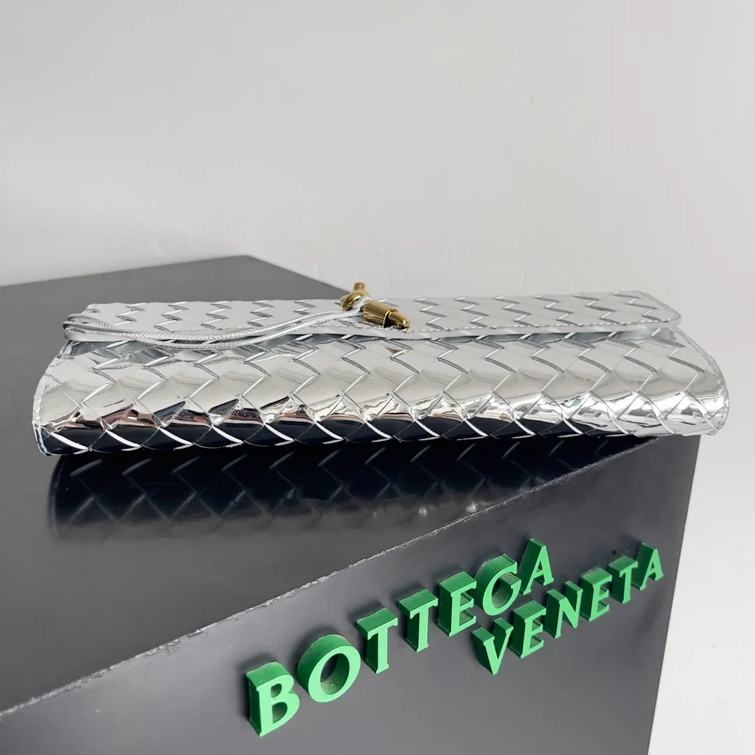 The batch of 1360 BV Andiamo evening handbags has been heavily planted again~ The designer aesthetics in the era of economic downturn are back. I fall in love with it at first sight and can't put it down. It's so beautiful and full of aura. The shape and texture are very competitive. It's light in weight and has sufficient capacity. It's a must-have for fashionistas. It's suitable for many occasions, minimalist, high-end and light luxury. Model No.: 741511 Size: 31*13*3cm
